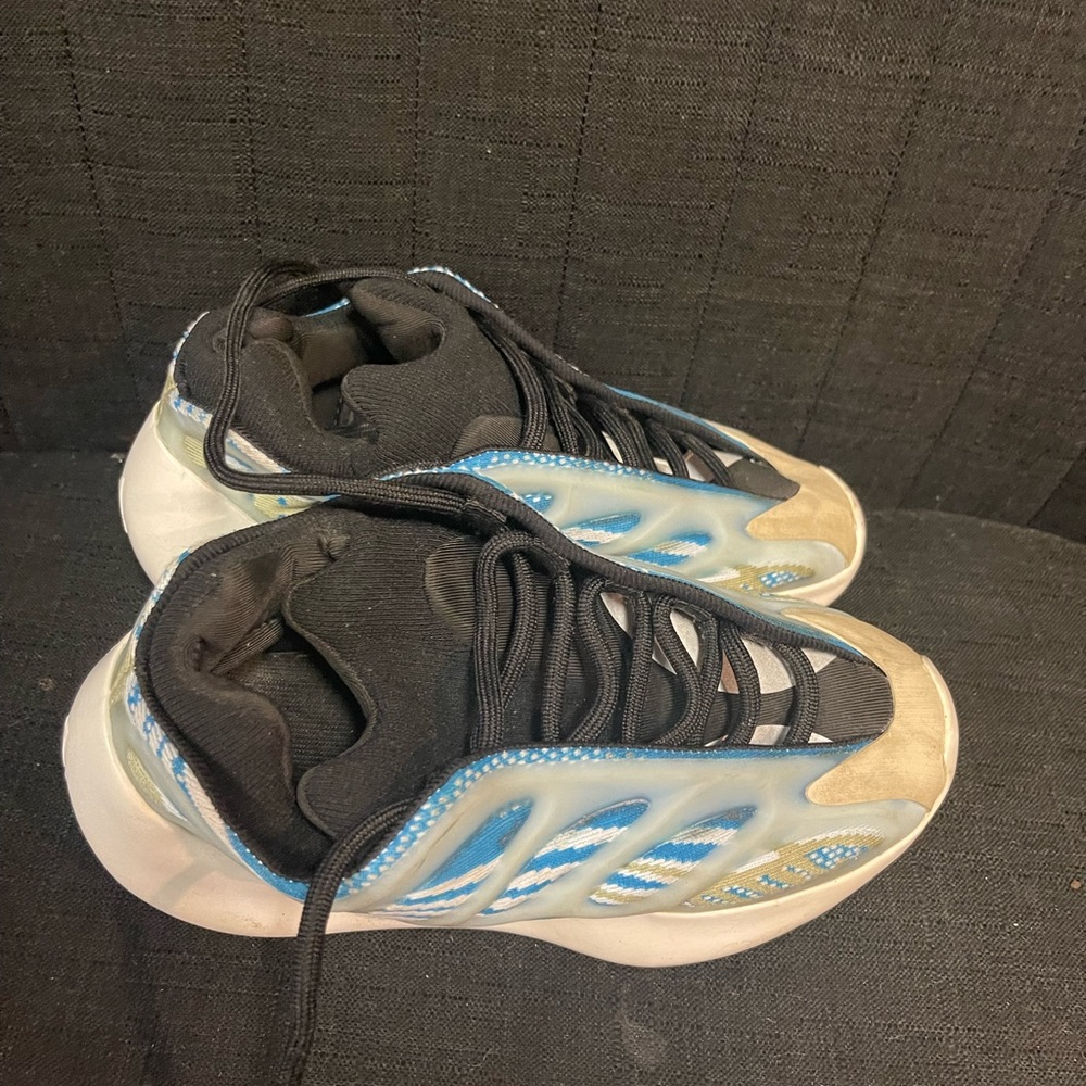 Used Yeezys - Picture 2 of 3